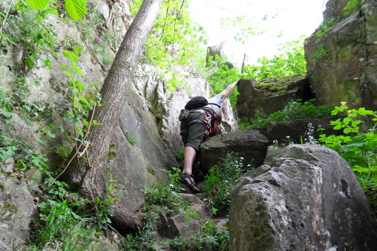OKAY, ich gebe zu: Auch ein Abstieg kann Klettereinlagen fordern!!! Meistern wir natürlich bravurös ...