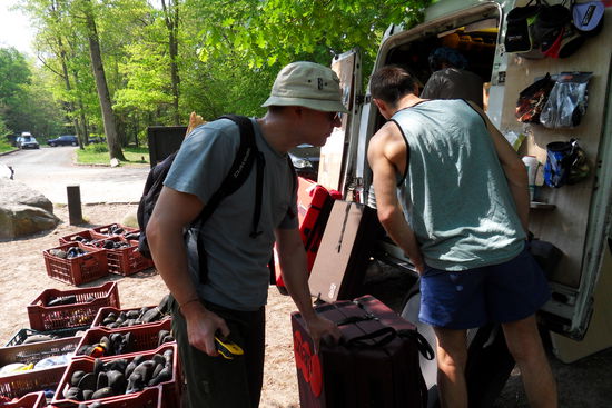 ... vorbei an der fahrenden (Kletter-)Schuhwerkstatt, die auch Crashpads im Sortiment hat ...