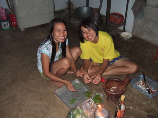 Bayan's Schwester Dui und ihre Nichte Bee bei den Vorbereitungen fuer das Abendessen.