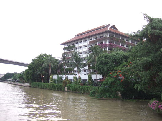 Der zweitoberste Stock, zweites Zimmer von links.(zum Fluss)