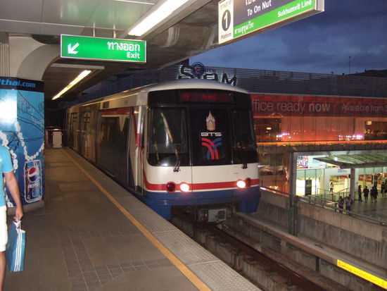 Mit der Hochbahn faehrt es sich angenehm durch Bangkok.