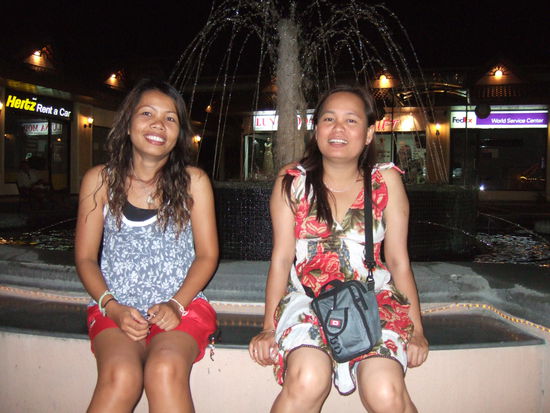 Bayan mit Ihrer Freundin Thip.