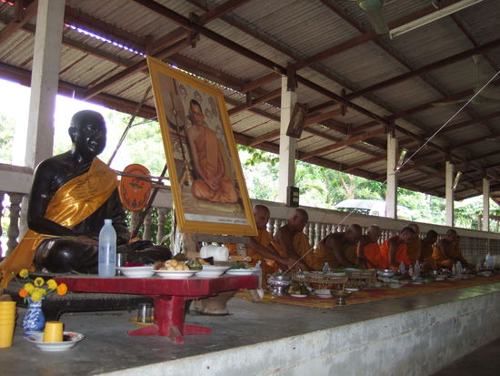 Sie lassen es sich schmecken.