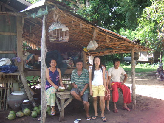Abschied von der Familie. Bayans Schwester Piyang, Schwager Tichan, Schwester Dui, Mama verdeckt und Neffe Boy