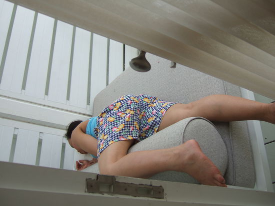 Die lange Fahrt hat muede gemacht.