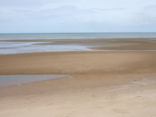 Der Strand menschenleer.