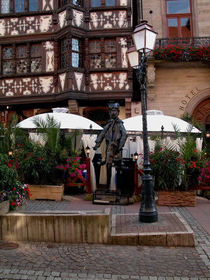 Skulptur vor der Taverne Katz