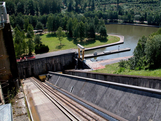 Einfahrt in das untere Schiffshebewerk.