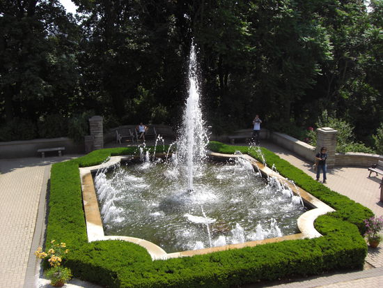 Eigener Garten und Springbrunnen gehoeren auch zum Casa Loma