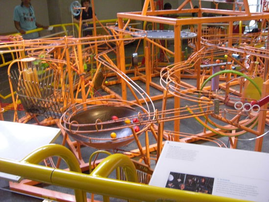 verwirrendes Geraet... irgendwelche Kugeln gehen hier von einem Ort zum anderen...