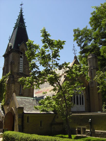 Der Eingang mit Kappelle zum Friedhof