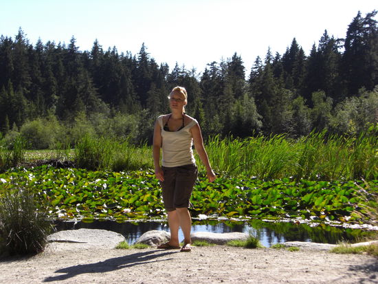 ...und hier sieht man hinter Olivia auch das Wasser im See