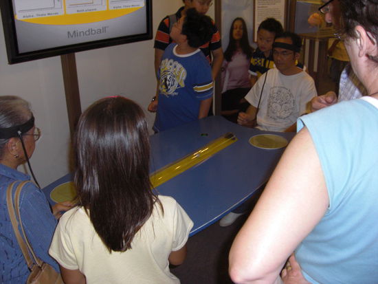 Mindball... Relaxte Alpha Wellen schieben einen Ball in Richtung des Gegners