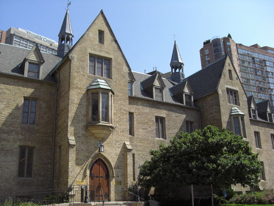 Im Vordergrund eines dieser alten Gebauede, im Hintergrund einer dieser Skyscraper