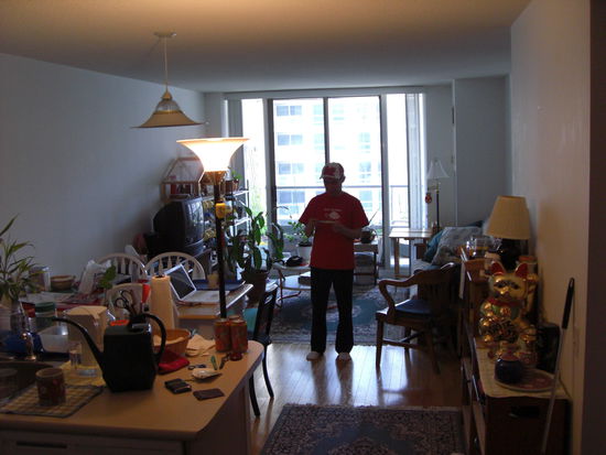 Carsey in seiner Wohnung