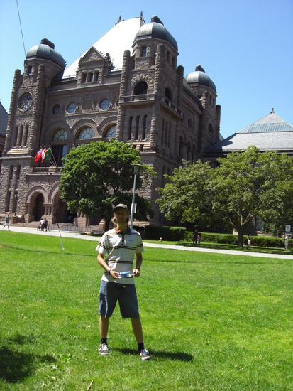 Regierungsgebaeude Ontarios, mit Person (wie gewuenscht...)