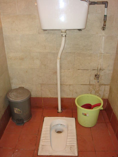 Hier ein Exemplar der fuer Malaysia typischen Toiletten, welche allerdings sehr gewoehnungsbeduerftig sind! Zum Glueck gibt es mancherorts auch solche wie bei uns zu Hause...