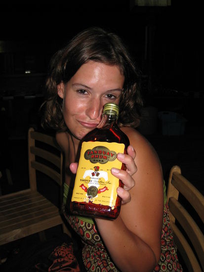 Das Bild truegt...!!! Hier sieht man die Rumflaschen, die jeden Abend verteilt wurden... Diese Flasche blieb jedoch geschlossen! 