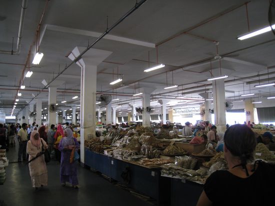 in Sandakan in einer Markthalle... ein getrockneter Fisch gefaellig?