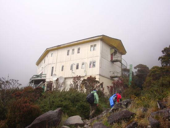 die erste Station ist geschafft - Ankunft im Laban Rata Resthouse... wo sind die Berge?