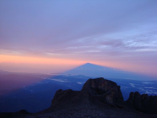 am Horizont ist der Schatten des Mount Kinabalu erkennbar...