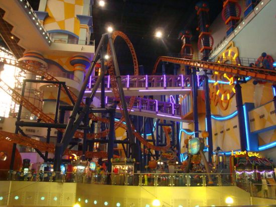 das Berjaya Times Square Shoppingcenter mit eigener Achterbahn...