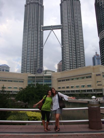hinter uns die Skybridge der Petronas Twin Towers...