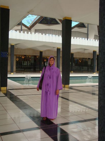 nein, Jeannine hat noch nicht zum Islam konvertiert - nur die obligate Non-Moslem-Bekleidung fuer den Besuch der Nationalmoschee!