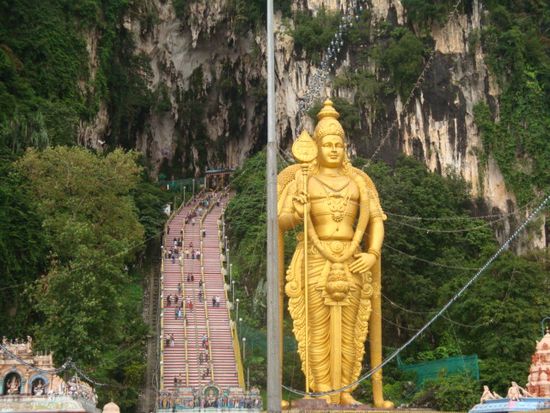 Riesenbuddha bei den Batu Caves - die Besteigung der 272 Treppen soll Glueck bringen!