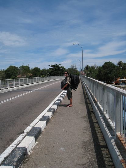 Sandra schwerbepackt auf der Suche nach der naechsten Busstation 