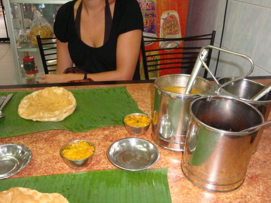 einmal ein etwas anderes Fruehstueck beim Inder: Roti mit verschiedenen Currysaucen auf Bananenblaettern