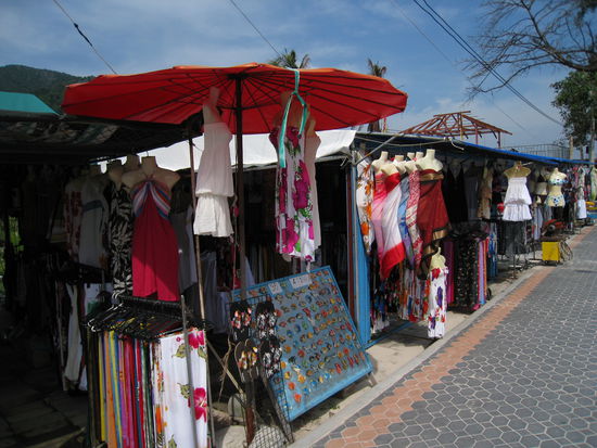 diverse Kleiderstaende...