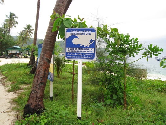 eine der vielen Tsunami-Tafeln, welche vor Tsunamis warnt, da hier eine der gefaehrlichen Zonen ist.