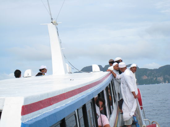 als Phi-Phi Don sichbar wurde trauten sich auch die Einheimischen wieder aufs Deck! 