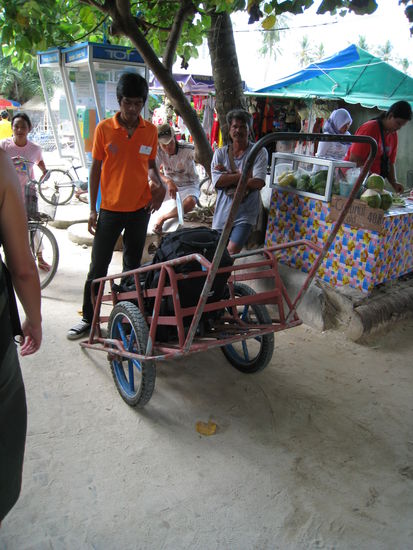so wurden unsere Rucksaecke an den Steg transportiert.