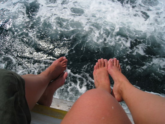 Auf dem Boot liessen wir unsere Fuesse und Seelen baumeln! 