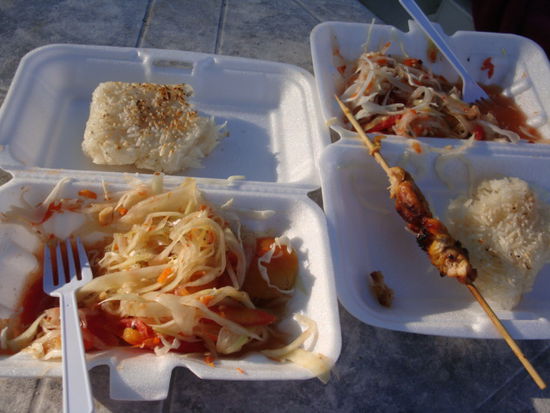 Und siehe da... Papaya Salat mit Spiessli und gebratenem Reis! War zu unserer Ueberraschung gar nicht mal so schlecht!