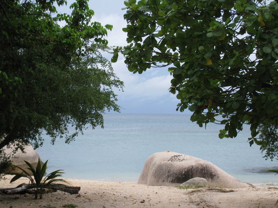 Die Aussicht vom Strand. Es hatte viele Steine in allen Formationen...