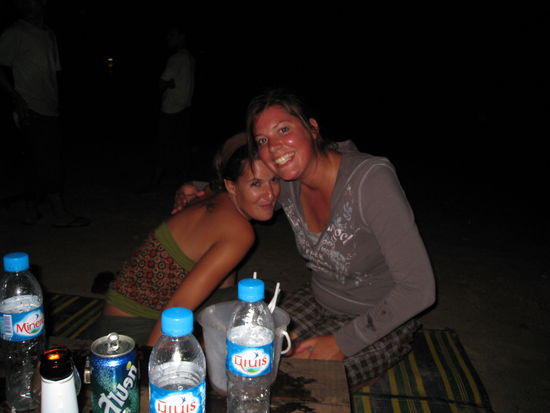 Wie man sehen kann geht es uns einfach gut! Man beachhte den Riesen Eimer auf dem Tisch... 