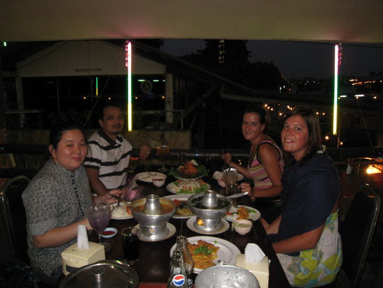 Beim Nachtessen mit Niran und Gob...