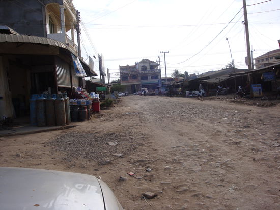 eine typisch kambodschanische Strasse... das Bild wurde direkt nach der Grenze aufgenommen.