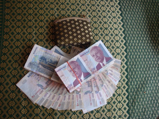 wir kamen auf die Idee, dass wir USD in Riel wechseln koennen. Wie sich herausstellt, mussten wir uns schleunigst groessere Portemonnaies kaufen...