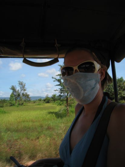 Sandra auf dem Tuk-Tuk! Bei diesem Staub in der Luft muss man sich gut schuetzen! 