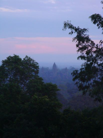 Aussicht beim Sonnenuntergang auf den Angkor Wat Tempel...