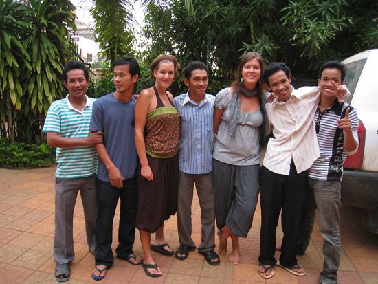 We are Family! 
Wir und unsere neuen Brueder... 
Von vorne links: ?, Sovan, Sandra, Moori, Jeannine, Suueon, ?
Die ganz am Rande kamen erst spaeter dazu... 