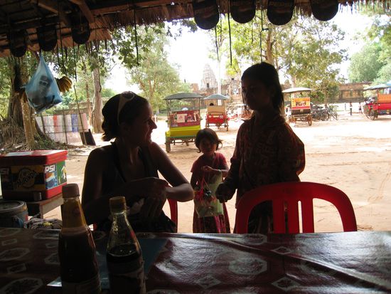 Bettelnde Kinder... Doch wir sind mit Lollis ausgeruestet! Diese waren unter den Kindern voll der Renner!  Ratz-Fatz waren alle weg!