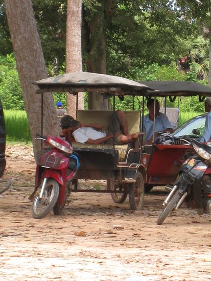 Waehrenddem wir auf Tempelbesichtigung waren, ruhte sich Moori, unser Fahrer, auf seinem Tuk-Tuk aus!