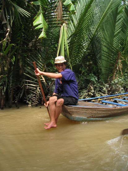 durch solch einen schmalen Kanal machten wir eine kurze Bootsfahrt auf einem der Mini-Booetchen!