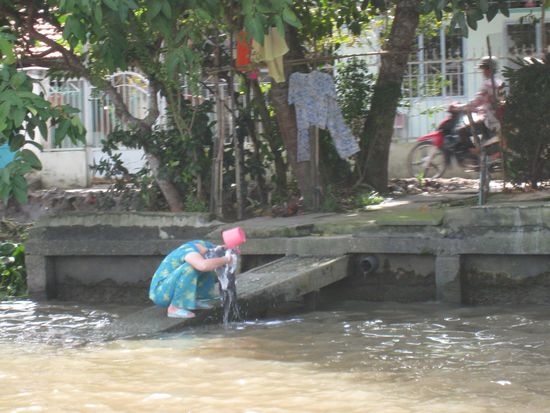 so waescht man sich die Haare... man beachte das saubere Wasser...