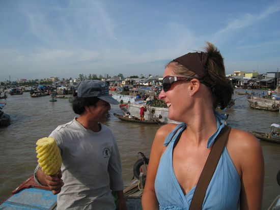 Nein Danke, ich lass mich nicht abzocken!  Der wollte uns die Ananas zu einem ueberhoehten Preis andrehen...